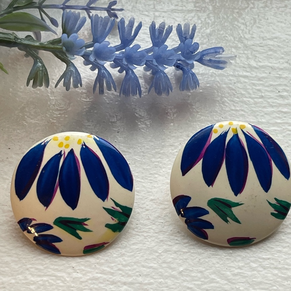 HAND PAINTED CERAMIC EARRINGS with Blue Flowers•Pierced w/stud backs•1”round🎉HP